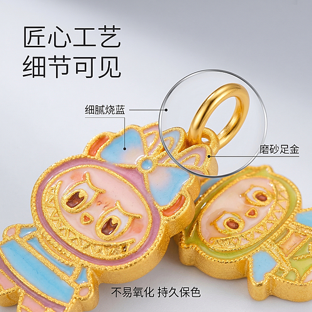 [垫图] https://gdesign-dam-hz.dancf.com/35909196331995226/99b8cda0bd4d4fdead5b9c938f6d161f.jpg
[主图主题] Labubu足金吊坠材质工艺细节展示
[氛围/风格] 高级微距质感，冷白光精准打光，凸显细节
[画面元素] 局部放大展示吊坠的烧蓝珐琅表面，清晰呈现珐琅层的细腻渐变纹理和足金边框的古法磨砂肌理，旁边叠加圆形放大镜效果，放大展示挂环处的光滑打磨细节，背景为浅灰色渐变，铺满全屏无边框
[配色色系] 主色调：足金暖金色、珐琅粉蓝渐变；辅助色：浅灰色背景
[视角构图] 微距平视视角，细节部位占画面70%，背景虚化突出材质纹理
[文字版式] 左上角主标题“匠心工艺 细节可见”，放大镜旁标注“细腻烧蓝 磨砂足金”，底部小字说明“不易氧化 持久保色”，字体为细无衬线体，字色为深灰色，文字悬浮于背景留白处
[比例分辨率] 1:1 比例，2k 分辨率