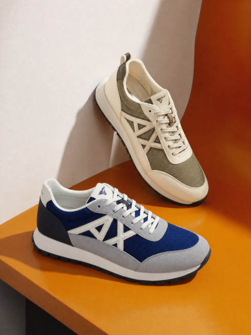参考这张图「图片1」的样式，用后面两款鞋「图片1」「图片1」做一张图，要高度还原「图片1」「图片1」的细节和颜色，超写实真实质感预览效果