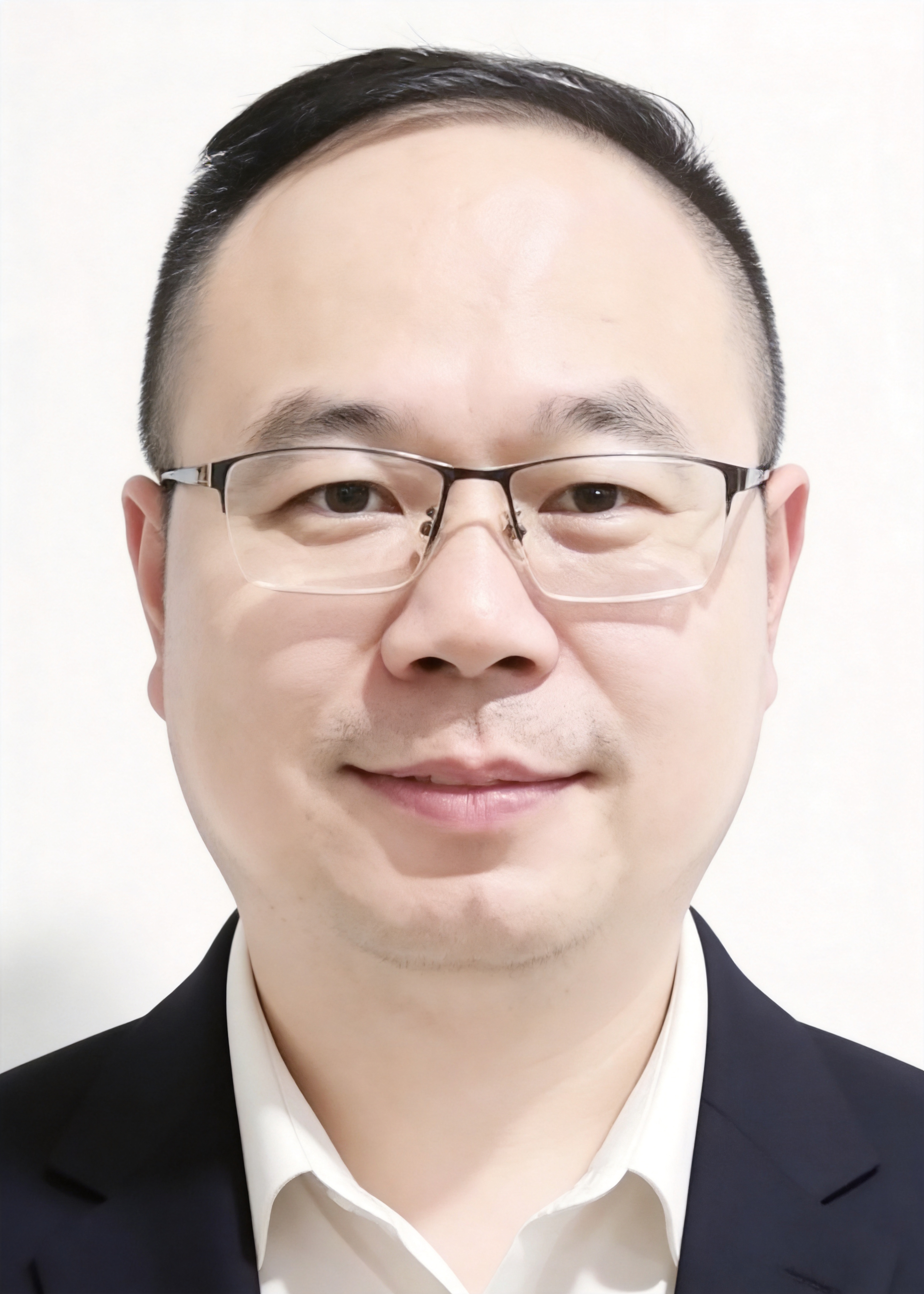 保留第一张图中人物发型、脸型、年龄特征生成标准样式纯正面证件照… - 图片创意预览