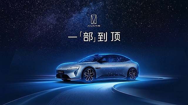 将阿维塔12汽车自然融入现有星空蓝色科技感背景，保持车身结构、品牌Logo和文字 "一「部」到顶" AVATR 不变。
1. 光影匹配：背景整体暗调星空，蓝色光线从下方路面来，调整车身明暗，添加对应蓝色环境反光，在车底生成自然柔和符合透视的投影，近实远虚
2. 环境色交互：将背景深蓝色和路面蓝色的环境色漫反射映射到车身暗部，金属车漆反射出星空和蓝色光带的环境光
3. 边缘处理：消除抠图白边和生硬边缘，让车身和背景自然融合，添加轻微光晕溢出效果
4. 整体风格：保持未来科技风，商业摄影质感，画面层次清晰，保留原有星空和蓝色光带背景