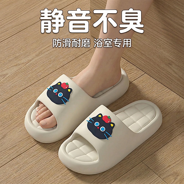 严格锁定图中这款带黑猫苹果装饰的米白色拖鞋的外观、款式、颜色，不跑偏、不变形，生成1080×1080的抖音商品卡主图：浅肤色女生脚部模特上脚，背景是浅棕木色地板，一只拖鞋上脚展示包裹感，另一只平放展示细节，45度固定俯拍，高清写实，画面顶部用圆润可爱的白色字体写"静音不臭"，下方用小字写"防滑耐磨 浴室专用"，整体风格简约高级，符合抖音商品卡规范