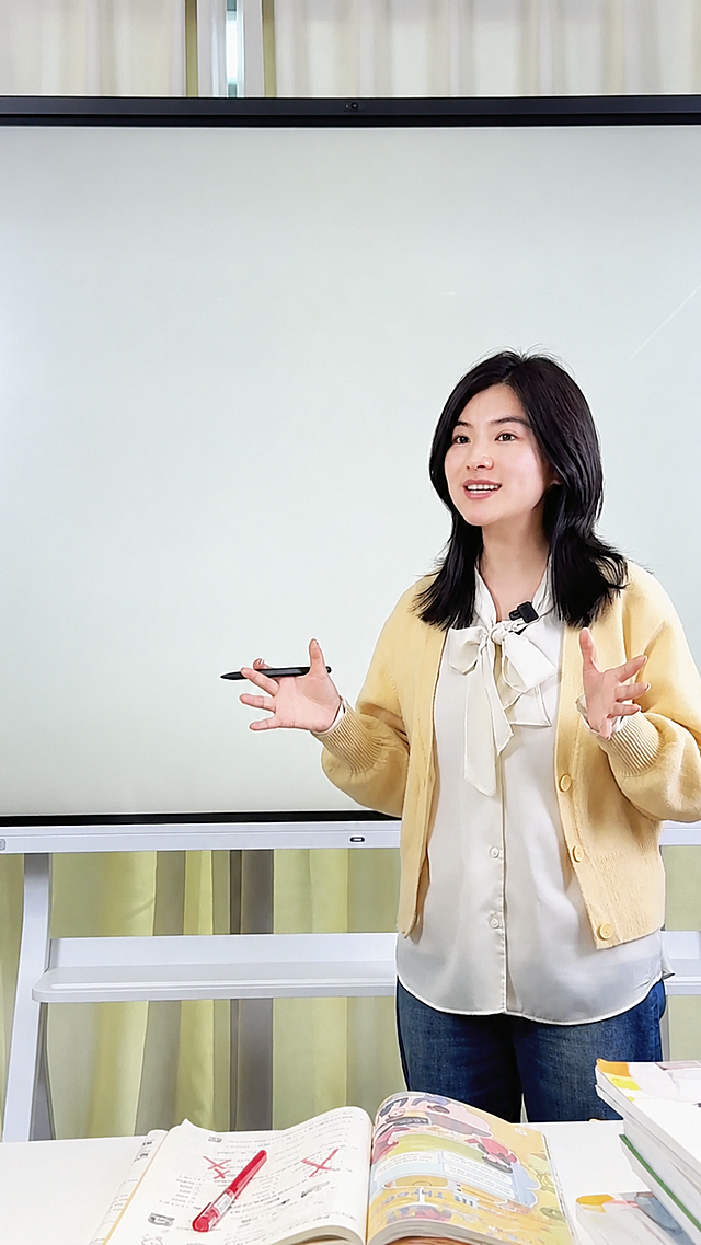 删除图片上所有文字，保留其他所有内容不变，包括背景、人物、桌子书本等物品都完全保持原样，只去除文字