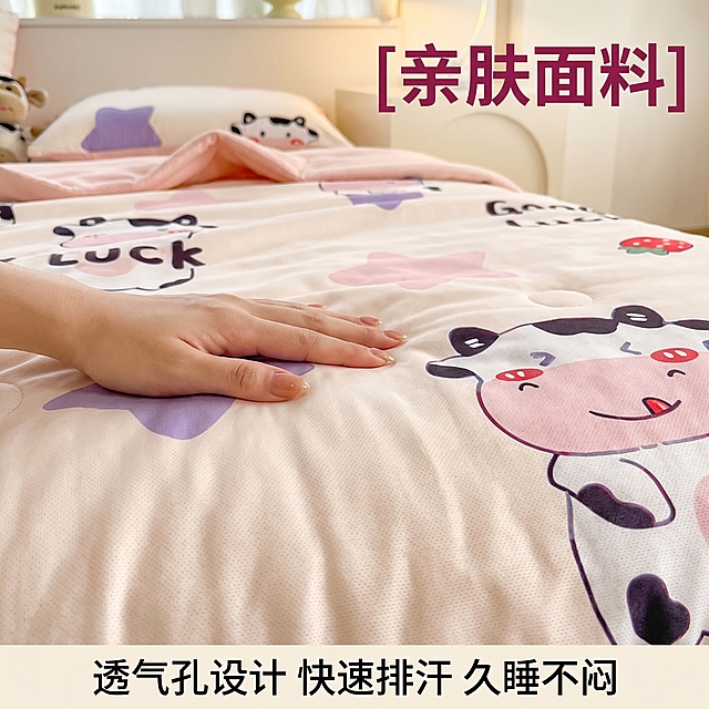 [主图 3] 夏凉被面料材质细节展示
[氛围/风格] 保持和主图1一致的温馨卧室风格和光源方向，真实自然
[画面元素] 商业摄影质感、光线柔和通透、产品清晰真实、画面干净高级。全屏放大展示夏凉被面料纹理，保留原图卡通奶牛印花图案，能清晰看到面料细腻质感，局部加入手部轻触面料的细节，突出透气柔软特性，背景保持统一卧室环境
[配色色系] 和全套主图保持一致，浅米粉色系
[视角构图] 微距特写，聚焦面料纹理
[文字版式] 右上叠大字号标题 "[亲肤面料]" 深粉色粗体，底部横排排列核心参数 "透气孔设计 快速排汗 久睡不闷" 文字简洁清晰，不遮挡主体纹理
[比例分辨率] 1:1 比例，2k 分辨率；文字清晰可辨，超高清。
[负向提示词] 变形，水印，文字错乱，产品图模糊，背景杂乱，改变原有印花图案