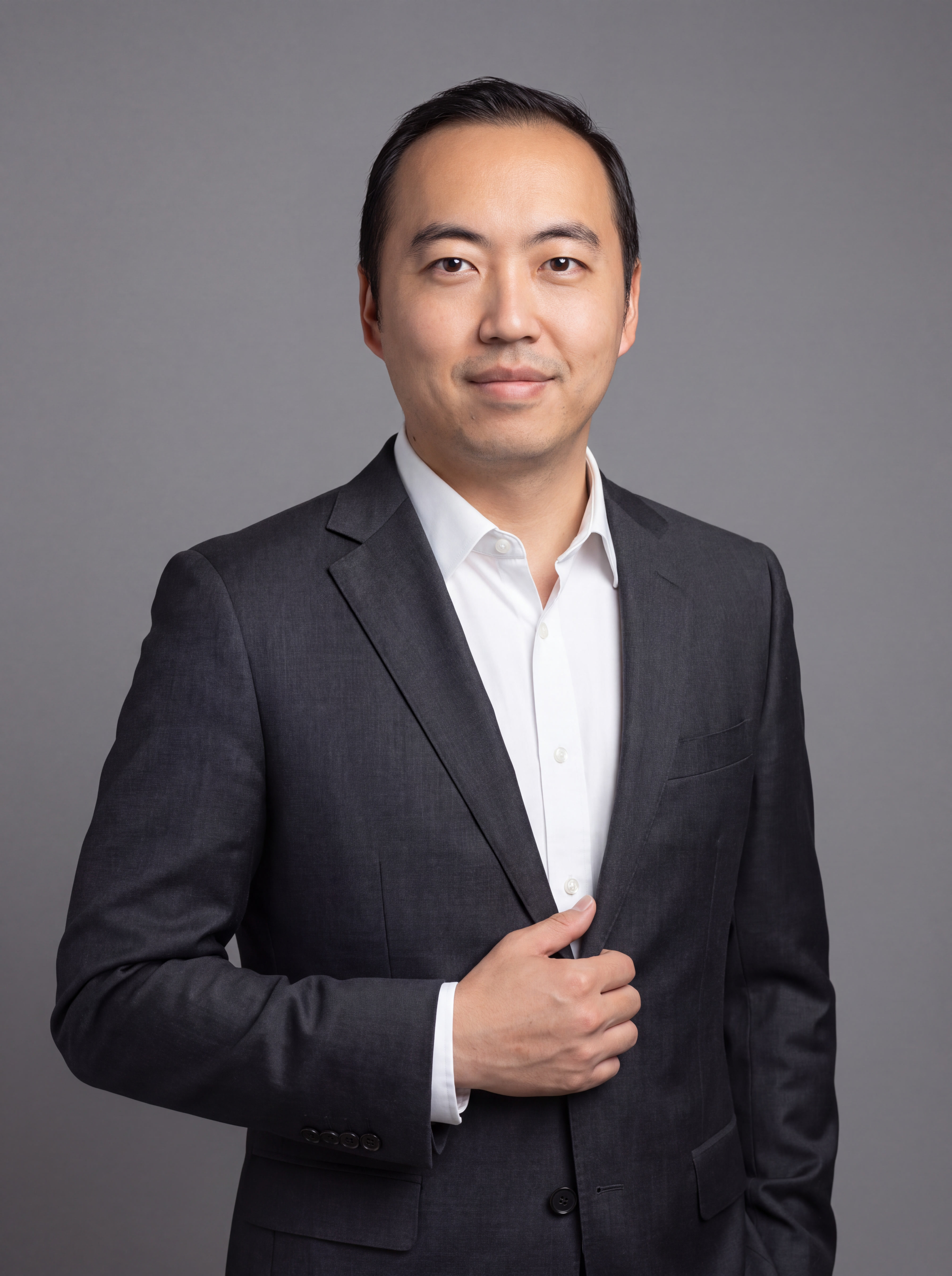 参考图中保留人物脸型、发型、年龄等特征生成职场形象照,标准焦段… - 图片创意预览
