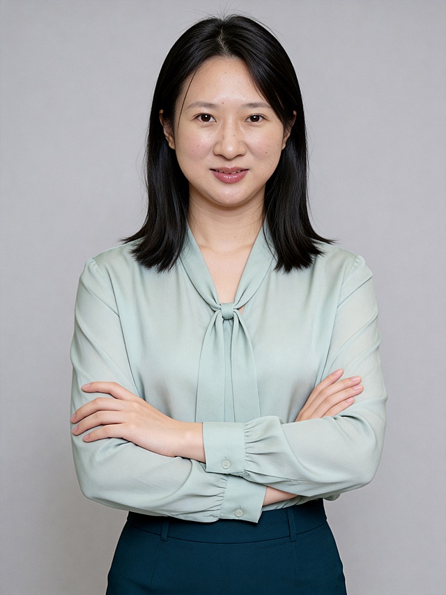 参考第一张图保留人物脸型､发型､年龄等特征生成职场形象照,参考第二张图的人物占位和比例,标准焦段50mm,f/4光圈(f/2.8-f/4区间),平视视角(镜头与人物视线齐平)眼神明亮温和､直视镜头;人物占画面70%,人物居中(居中构图),位于画面中心,为视觉聚焦点,入境范围头部及以下至臀部下方10cm(半身像);左右留少量背景空间;头部与画面顶部保留5%空间;头部发型完整,头肩比例协调;淡妆,肤质白皙细腻;冷调白皙,极淡裸粉哑光眼影打底,极细内眼线填充睫毛根部,大直径深棕色带细微高光点的自然款美瞳;边缘模糊无生硬轮廓;眼神澄澈,看向镜头唇妆:自然水光唇釉,唇形饱满､唇峰清晰､唇面透亮光泽;身穿浅淡灰青色飘带领高支精梳棉长袖衬衫(面料呈现哑光厚实质感,不透肤色),领口系带打结,下装深藏青色高腰包臀半身裙(版型挺阔修身),呈正面抱胸的自然站立姿态,双臂交叉,肩颈自然松弛下沉,姿态端庄优雅,肢体自然,自信从容,整体手势松弛且优雅感;动作幅度柔和,兼具“专业感”与“亲和力”,身姿挺拔有度,手腕放松,自然站立姿势;嘴角微微上扬,唇角自然浅笑(唇色自然粉嫩);画面整体干净清爽,自信从容｡中度暖灰色背景(光线呈现均匀柔和､干净通透质感),极简干净;32k画质超高分辨率､细节清晰,现代精致感风格;眼神直视镜头,目光坚定且澄澈,表情自然｡肤质哑光细腻,面部雾面柔光,轻透裸肌感,真实毛孔纹理,去除人物之外的所有元素,严格按照第一张图内容生成｡