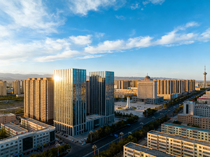 新疆哈密城市风光，现代化城市建筑远景，蓝天白云，带有哈密城市特色，开阔大气，写实摄影风格预览效果