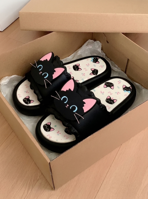 [主图-4] 黑色猫咪拖鞋产品背景展示图，背景风格与原图相似。[氛围风格] 简约自然真实感，符合Shein平台风格。[画质] 商业摄影质感，光线柔和通透，产品清晰真实，画面干净高级。[元素] 黑色猫咪预览效果