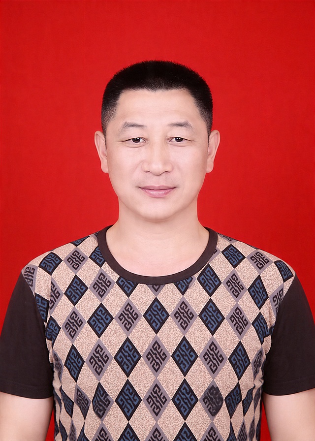 保留第一张图中人物发型､脸型､年龄特征生成标准样式纯正面证件照;人物主体严格居中,头部大小与位置严格对齐第二张图,双肩水平平衡,面部中轴线对齐画面中心,正视前方;标准证件照构图,人物绝对居中;头顶上方距离上边缘高度10%,下巴距离画面下边缘高度30%,人物主体占比约68%;肩部平展与画面水平轴平行;头部占比严格对齐第二张图;提亮肤色,消除暗沉,清透裸妆,隐形毛孔,均匀肤色,唇色自然提亮;肤色白皙细腻,肤质呈现匀净哑光质感(自然白皙);轻透裸妆+重点提亮;唇色润泽(半哑光质地);眼神澄澈,看向镜头,气质自信,嘴角微微上扬表情自然;耳廓可见度一致;肩部平展,肩线与画面水平轴平行;头肩比例协调呈现;免冠,不戴帽子,无头饰,无发带,不戴眼镜,保留胡子;穿着深色底拼浅卡其菱形格纹图案圆领短袖上衣;柔和正面顺光均匀柔光,面部明亮无硬影,背景均匀提亮,画质清晰,零噪点降噪;面部清晰;背景亮度均匀统一;高清锐利画质,细节清晰可见;零噪点处理;色彩还原自然,均匀柔和布光,无明显阴影,面部光影干净,柔光正面打光,自然光影过渡,皮肤质感细腻,哑光质感;标准焦段50mm,纯正面,入境范围头部至胸部以上区域,F/4光圈(兼容F/2.8-F/4区间),平视视角(镜头与人物视线完全齐平),正视视图;人物绝对居中(居中构图),位于画面中心;严格限定标准证件照规格;视线水平(瞳孔连线与画面水平线平行);双耳对称露出,双肩水平且平衡,头部占比严格对齐垫图,禁止大头照(画面铺满画布,无边框留白);专业证件照质感,高清人像质感,细腻皮肤纹理,严格按照第一张图内容生成,分辨率4K,极简纯色红色背景,禁止裁切头顶,禁止额头被截,禁止超大头,禁止主体溢出画面,禁止偏头/倾斜,头顶上边距8-10%, 头部高度60-68%, 双眼高度56-58%, 严格对齐第二张垫图,画面比例5:7