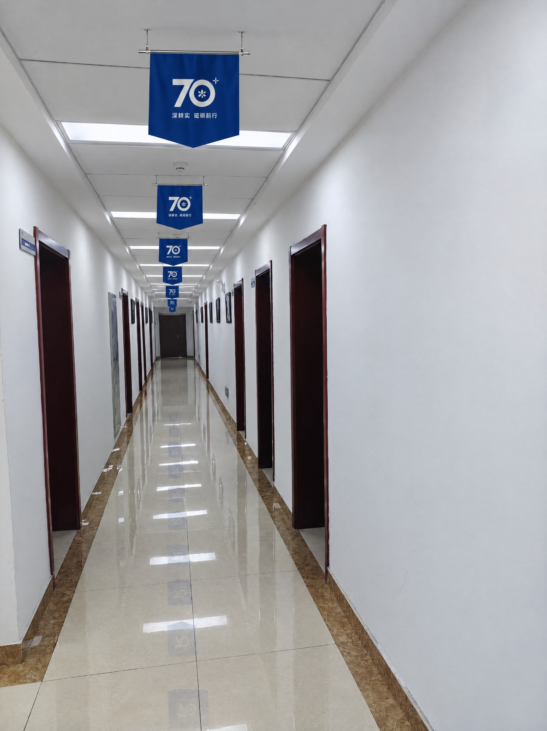 以图1的2楼办公室走廊实景为底图，完整保留原图的构图、单点透视… - 图片创意预览