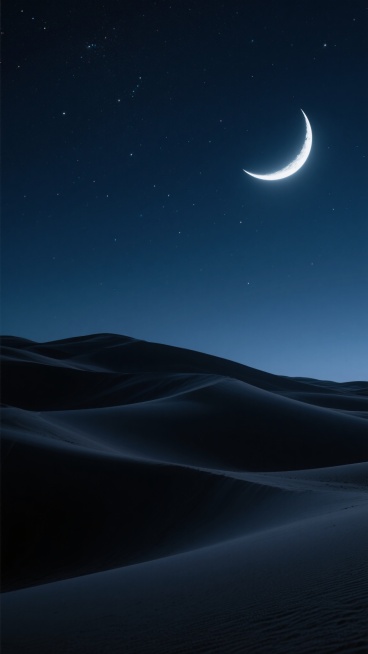 夜空背景下，一轮明亮的弯月高悬于画面右上方，繁星点缀其间，下方是连绵起伏的深色沙丘，整体呈现出静谧、深邃的夜晚氛围，色调以深蓝和黑色为主，光影柔和，营造出宁静而神秘的意境。预览效果