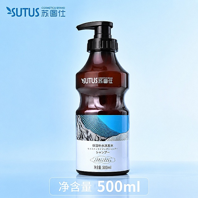 [SKU图] 苏图仕保湿补水洗发水SKU规格展示图
[氛围风格] 小清新简洁风，清晰明了
[画质] 商业摄影质感，清晰干净，画面高级
[元素] 洗发水产品居中展示，背景为纯净浅蓝色渐变小清新背景，保持产品外观与输入产品图绝对一致，杜绝任何变形和色差。商品主体占比约65%，画面干净无多余装饰。标注净含量500ml，突出产品规格信息。
[光影] 柔和均匀自然光，产品光影自然通透，瓶身清晰有质感。
[配色] 浅蓝色背景搭配产品原有棕蓝配色，清新干净，小清新风格。
[视角构图] 平视居中构图，主体突出，画面简洁。
[文字版式] 下方负空间标注产品规格，大字写"净含量 500ml"，粗体白色字配浅蓝半透明底，清晰可读，不遮挡产品主体。左上角放置品牌Logo，保持原有样式。
[比例分辨率] 1:1比例，4k分辨率，文字清晰可辨，超高清。
[负向提示词] 变形，文字错乱，产品模糊，背景杂乱，水印，电商平台Logo，SKU字样（禁止出现）。
