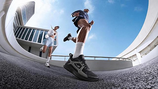 去除画面中所有文字，包括左侧弧形的'decathlon'文字、右侧蓝色背景上的'一玩就入圈'文字及白色大图案文字、右下角的'小红书'水印和'小红书号:6833459475'文字，并用周围真实的建筑背景、天空、地面纹理自然修补填充，保持原图的鱼眼透视效果、人物姿态、鞋子细节、光影氛围和整体画质完全不变，画面干净无任何文字残留