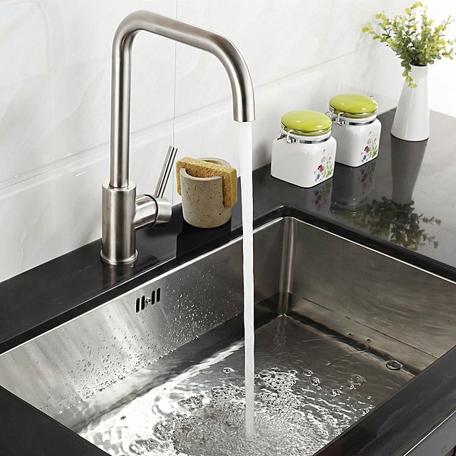 将图2的海绵架放置在图1水龙头旁边的台面上，融合自然