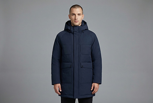 将这件衣服熨烫平整，穿在真实人物模特身上，调整光线，白平衡