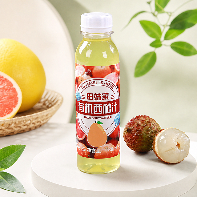 将图片背景更换为简约小清新电商展示台美食背景，保持果汁产品主体不变，保持1:1的比例不变