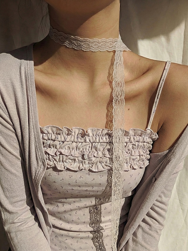 去掉图片中的十字架项链，其他细节全部保留