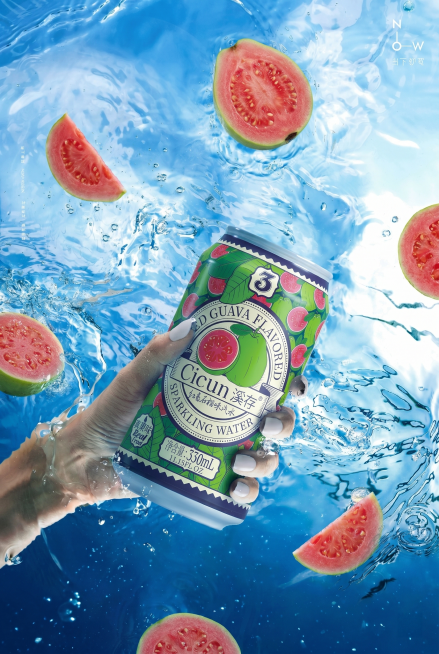 仿照图一的水下场景构图，将图一中的瓶子换成图二中的易拉罐，易拉罐向右侧倾斜，罐子周围的水花不能遮挡罐身的文字和logo，把原有的菠萝和芒果换成切开的红壤番石榴，整体保持清新的水下广告风格预览效果