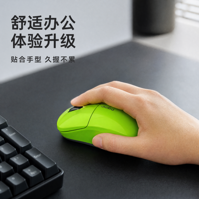 [主图-4] 鼠标办公场景使用体验展示主图
[氛围风格] 生活化科技办公场景，现代简约
[画质] 纪实商业摄影，自然通透，场景真实有代入感
[元素] 人手握着这款绿色鼠标放置在黑色办公桌面上，旁边露出预览效果