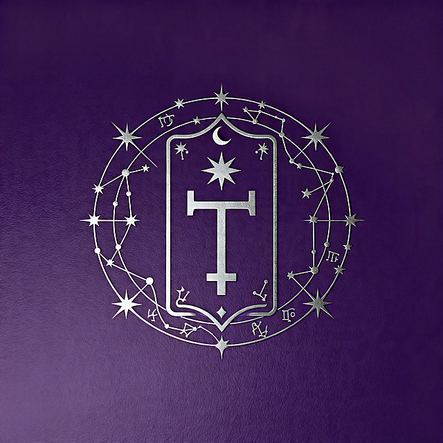 神秘深紫背景上，银色浮雕徽章融合哥特十字与星象符号，金属质感与描边线条交织，双色设计凸显神圣与古典优雅，尽显复古仪式感。
