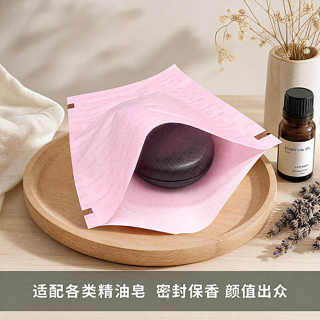 [主图3-使用场景]精油手工皂使用场景实景展示，淡雅简约风。氛围风格：自然淡雅生活风，真实不杂乱；画质：高清商业摄影，光线柔和自然；元素：白牛皮复合袋拆开，放入整块精油手工皂摆放整齐，搭配干花、精油瓶和木质托盘做简约布景，还原客户实际使用场景，布景简约淡雅不抢主体；保持包装袋外观材质颜色与原图一致，精细化处理；商品主体占比约65%；光影：自然光柔和漫射，整体明亮通透；配色：浅原木色背景，自然清新；视角构图：平视居中，场景层次清晰；文字版式：底部通栏半透明背景，居中文字"适配各类精油皂 密封保香 颜值出众"，白色字体清晰可读；比例分辨率：1:1比例，4k分辨率；负向提示词：变形，水印，文字错乱，背景杂乱，布景拥挤