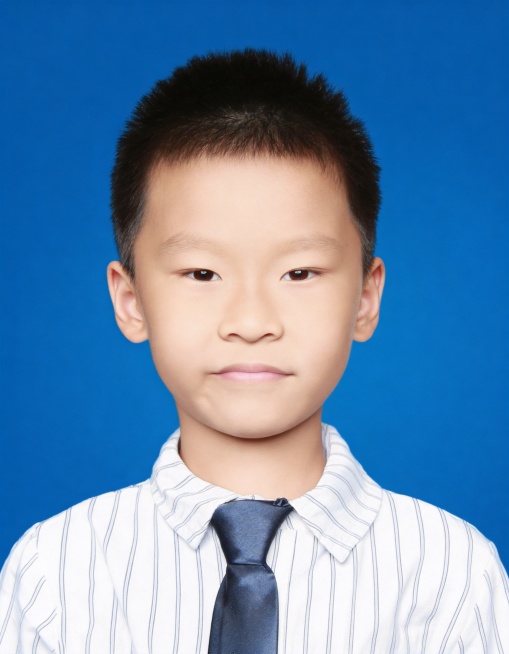 保留第一张图中人物发型,脸型,年龄特征生成标准样式纯正面儿童证件照;人物主体严格居中,头部大小与位置严格对齐第二张图,双肩水平平衡,面部中轴线对齐画面中心,正视前方;标准儿童证件照构图,人物绝对居中,预览效果