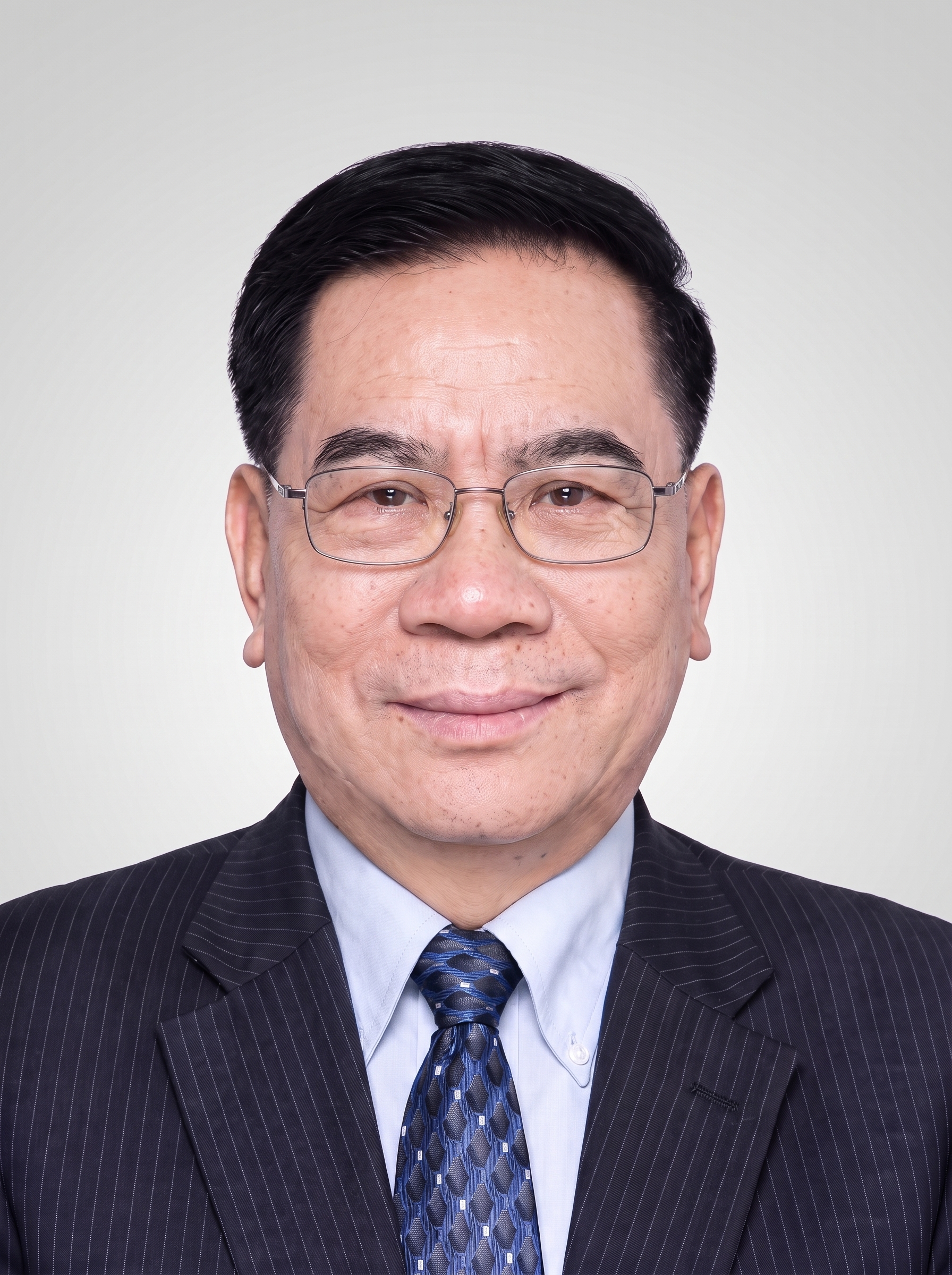 严格保留原图人物的所有面部特征，包括眼镜（完整保留镜框和镜片形… - 图片创意预览