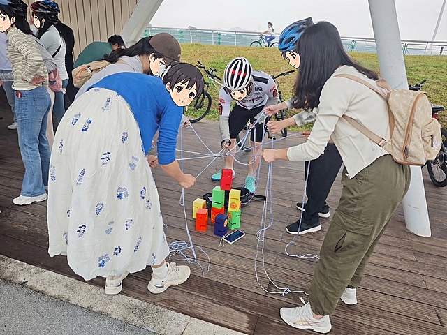 将图中所有真实人脸替换为二次元动漫卡通人脸，保持原场景、人物姿势、服饰完全不变
