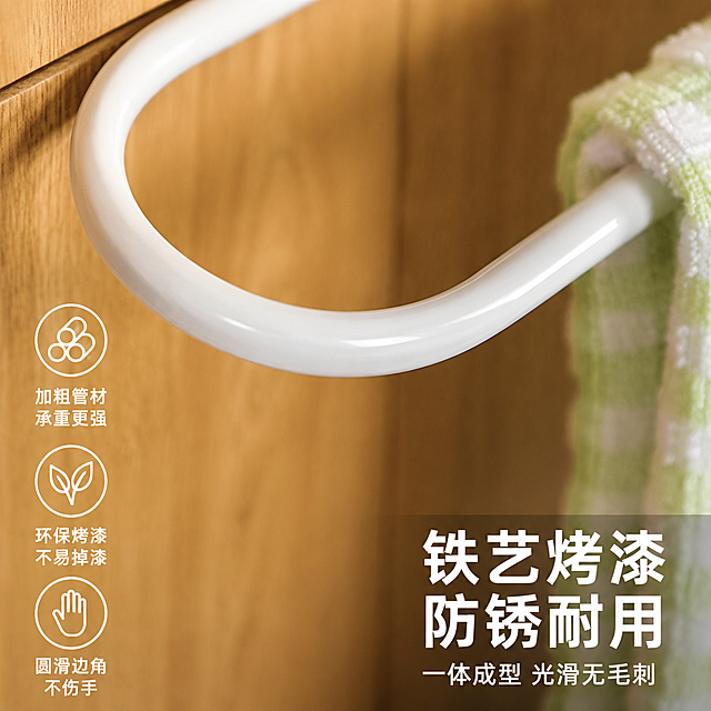 [主图-3] 铁艺烤漆材质细节品质图
[氛围风格] 品质感 精致细节 工业风家居
[画质] 商业摄影质感 微距清晰 材质细节丰富
[元素] 白色U型毛巾架局部特写 聚焦在铁艺烤漆表面 展示光滑细腻的烤漆质感 圆润的边角处理 均匀的漆面 没有毛刺 背景虚化的浅木色橱柜 旁边搭着一角浅绿格纹擦巾 保持毛巾架外观物理结构材质质感颜色与输入产品图绝对一致 杜绝任何变形和色差 精细化处理 商品主体占比约70% 画面满屏无边框
[光影] 侧逆光勾勒金属轮廓 正面柔光补亮 烤漆表面有细腻的高光过渡 体现金属质感与漆面光滑度 阴影柔和有层次
[配色] 主色白色烤漆 辅色浅木色背景与绿色点缀 高级干净
[视角构图] 微俯视45度角 微距特写 焦点在毛巾架横杆与弯角处 背景虚化 突出材质细节
[文字版式] 右下负空间右对齐 主标题大字写"铁艺烤漆 防锈耐用" 白色粗体无衬线最大号 配极淡半透明黑底 副标题小字写"一体成型 光滑无毛刺" 约主标题一半高度 同色 左侧三个竖向卖点图标加文字 从上到下 加粗管材 承重更强 环保烤漆 不易掉漆 圆滑边角 不伤手 图标简约线性 文字右对齐 现代无衬线字体
[输出要求] 1:1比例 文字清晰锐利 超高清商业摄影质感
[负向提示词] 变形 文字错乱 产品图模糊 背景杂乱 水印 电商平台Logo