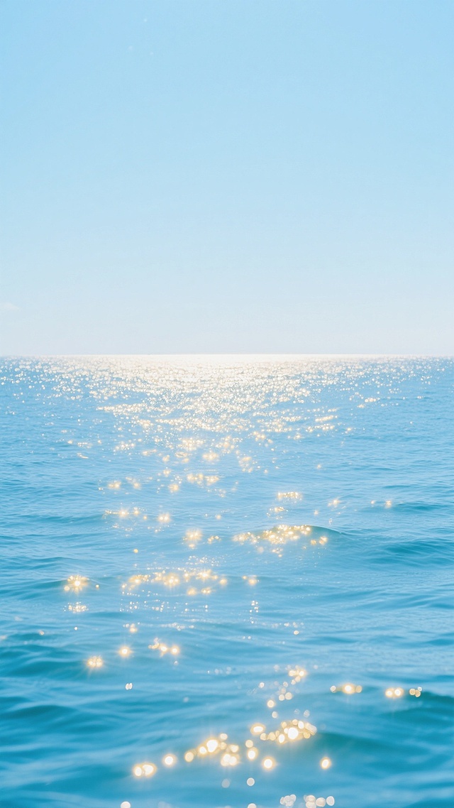 广阔无垠的海面背景，清澈透亮的蓝色海水，海面上波光粼粼，无数耀眼的金色光斑随波浪轻轻晃动，远处海平面与淡蓝色天空相接，天空纯净无云，营造出宁静、开阔、明亮的氛围。