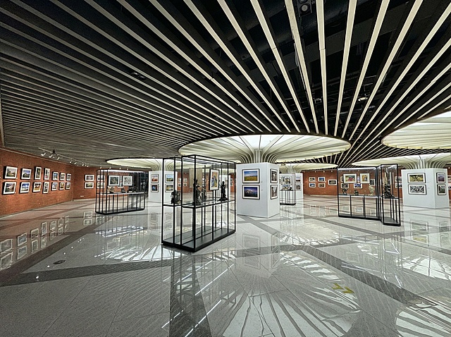 场地中增加作品展示架。现代风格。