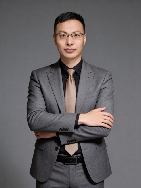 参考第一张图保留人物脸型､年龄等特征生成职场形象照,参考第二张图人物占位和比例,标准焦段50mm,F/4光圈(F/2.8-F/4区间),平视视角(镜头与人物视线齐平);人物占画面70%,人物居中(居中预览效果