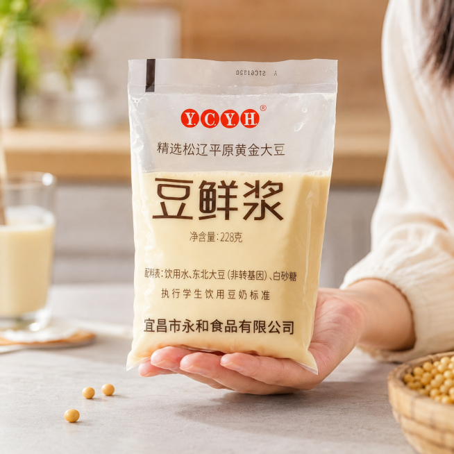 超写实食品饮料电商摄影。
主体：豆鲜浆包装袋严格参照上传产品图，完整保留包装袋轮廓、结构、比例、材质、颜色与产品本体上所有文字信息（Y.CY.H、精选松辽平原黄金大豆、豆鲜浆、净含量228克、配料表文预览效果