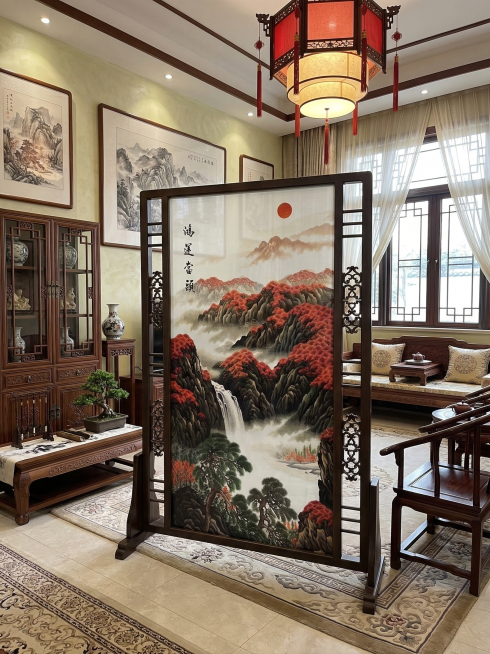 将这扇苏绣屏风放置在典雅的中式客厅中，整体氛围古雅温润，客厅搭配中式实木家具、古典灯饰、布艺软装，光线柔和自然，凸显屏风的雅致质感与中式空间的和谐搭配预览效果