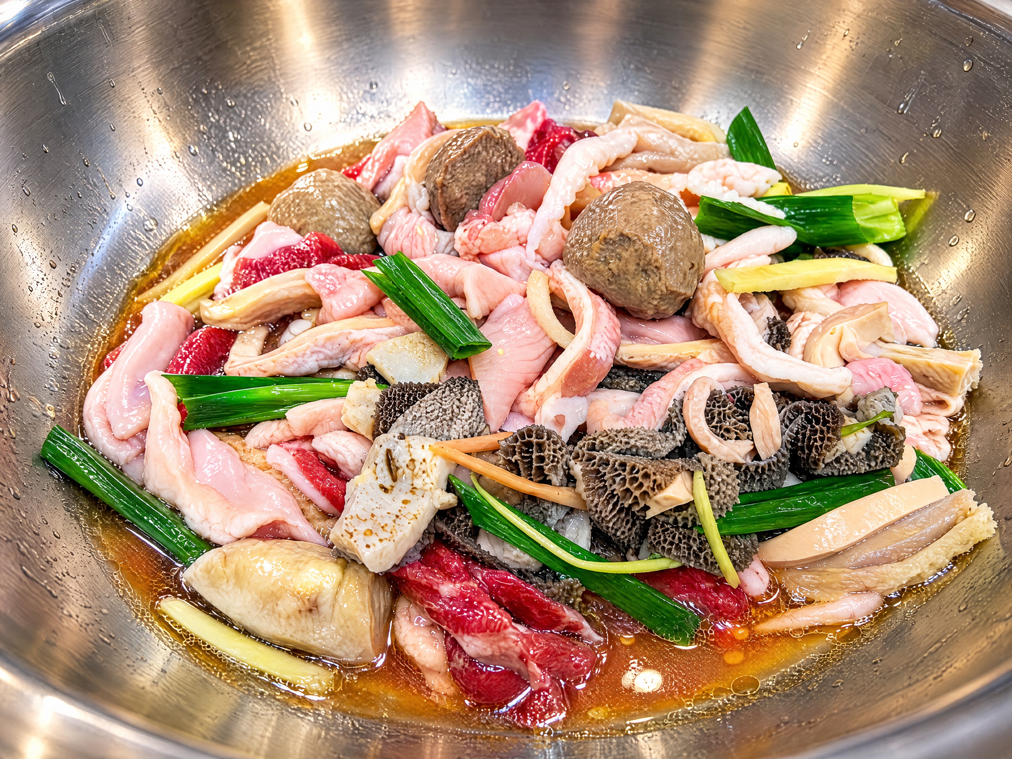 美食摄影风格，提升画质，增强牛杂火锅食材色泽和质感，牛肚脆嫩有… - 图片创意预览