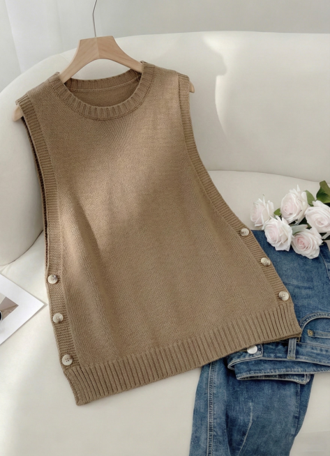 图1的衣服换成图2的衣服。图2的衣服颜色细节不变。图2是一件中长款针织马甲。预览效果