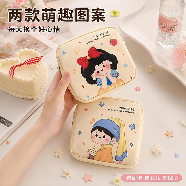 电商主图第四张，双款展示与使用场景，白雪公主款和戴珍珠耳环的少女款两款姨妈巾收纳包并排展示。画面中一只手轻轻拿起上方的白雪公主款，下方平放着戴珍珠耳环的少女款，两款都完整展示正面卡通图案。背景为温馨的少女书桌场景，左侧有一个系着红白格纹丝带的白色心形小蛋糕，右侧有透明饮品瓶，桌面散落小花朵和星星装饰，氛围甜美可爱。产品占画面约70%。文字版式：左上大字粗体写"两款萌趣图案"，下方小字写"每天换个好心情"，深棕色圆润字体。右下角小标签写"送闺蜜 送女儿 超贴心"，粉色底白字圆角。保持两款收纳包的外观、图案、颜色、材质与输入产品图完全一致，两款图案清晰可辨，手部动作自然。商业摄影质感，光线柔和温暖，画面干净甜美。1:1正方形构图，文字清晰，不遮挡产品主体。画面禁止出现多余的手、畸形手、手指扭曲、人物面部扭曲、水印、电商平台Logo。
