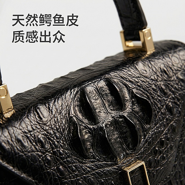 [主图 2] 鳄鱼皮纹理细节展示图，[氛围/风格] 高级质感特写，简约轻奢，光影细腻突出材质。[画面元素] 特写展示包包正面鳄鱼皮骨头纹理区域，产品纹理严格保持原图一致，背景为简约浅灰色，光线聚焦在皮纹上，清晰呈现天然鳄鱼皮的颗粒感和光泽感，无边框满铺。[配色色系] 主色调：黑色鳄鱼皮纹理，辅助色：浅灰背景，金色五金反光。[视角构图] 局部特写视角，浅景深突出纹理。[文字版式] 左上角文案“天然鳄鱼皮 质感出众”，字体为简洁无衬线体，深灰色文字，排版留白舒适不遮挡纹理主体。[比例分辨率] 1:1 比例，2k 分辨率。