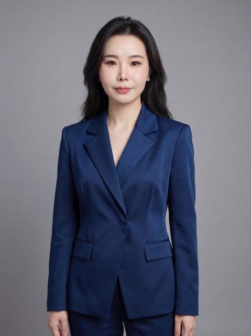 参考图中保留人物脸型、发型、年龄等特征生成职场形象照,标准焦段50mm,f/4光圈,平视视角,镜头与人物视线齐平;人物占画面70%,人物居中,居中构图,位于画面中心,为视觉聚焦点,入境范围头部及以下至预览效果