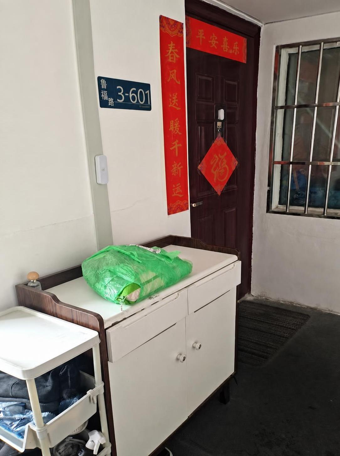 去除图片左上角的中通快递蓝色半透明水印（包含所有文字、时间、单… - 图片创意预览