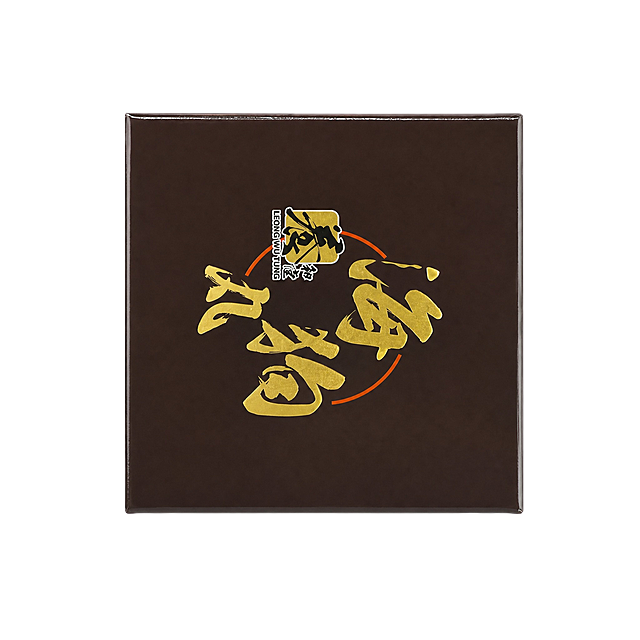 产品精修，产品置于纯白背景上，专业商业棚拍光，5500K标准中性白光，轮廓光，体积光，曝光正确，强烈真实立体感，提亮黑色/深色区域的结构层次，拉开明暗过渡，恢复部件边界、接缝、转折面和厚度关系，避免一片死黑但保持原图深色属性，净化杂乱倒影、脏反射、环境色污染和黑块反射，金属重建干净棚拍高光条带，透明材质保留真实折射与透明层次，接地处保留干净浅淡的自然接触阴影，严禁大片投影、脏灰阴影和悬浮感，主体居中，商品完整入画不裁切，商品外轮廓视觉体量约画面60%-80%，四边均匀留白约10%-20%，严禁满幅铺满与贴边顶满，极致超清画质，细节清晰锐利，商业级实拍质感，保留原图真实材质与结构细节，明显提升商品表面洁净度，清理灰尘、污渍、指纹、油污、胶痕，修复划痕、磨损、使用旧痕，翻新为干净商业新品感，修复边缘毛糙、锯齿、断边和抠图感，边缘自然清晰过渡，基于原图材质恢复纹理、颗粒、折射、高光和工艺细节，避免糊成塑料感，锁定原图商品颜色，颜色以输入图为唯一参考，还原真实物理色彩，消除灰暗感和偏色，锁定原图商品轮廓、件数、部件位置、连接关系、标签文字和可见功能细节，只做精修不重绘结构，外盒、顶面烫金大字、标签、文字与Logo零改写，禁止改变盒型、标签排版或包装上的任何文字内容，盒身深棕色区域：亮面塑料质感，高光明确，曲面反光顺滑，烫金文字：光面金属质感按原图锁定，高光边线清晰，反射干净但不过度镜面化，严格保持原图透视，严禁扶正，严禁镜像翻转，禁止畸变，比例1:1