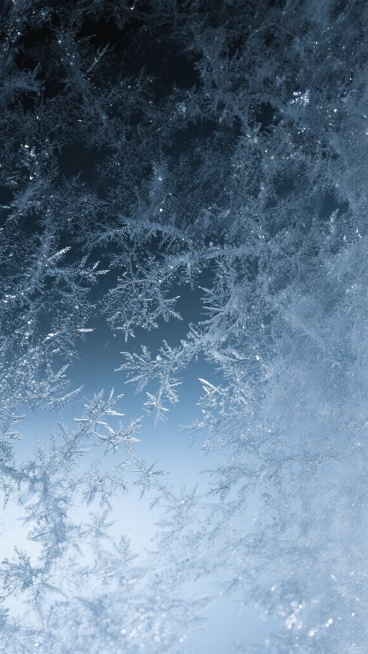 一张深灰至冰蓝色渐变的冰霜质感背景图，表面覆盖着细密的冰晶颗粒和不规则的霜花纹理，具有强烈的磨砂质感和粗糙的肌理效果，整体呈现出冷峻、静谧的氛围，光线在冰霜表面形成细微的反光亮点，从深色区域到浅色区域自然过渡，没有明显的图案或主体元素，只有纯粹的冰霜覆盖效果。预览效果