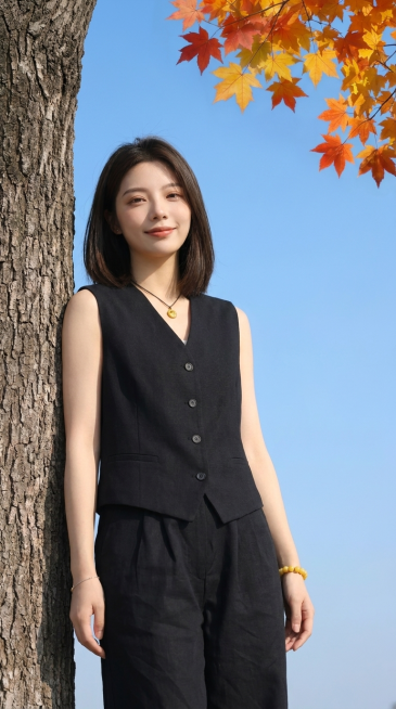 【主体保护指令】请保持参考图 1 中的【同一模特、同一服装、同一场景光感】一致，包括 面部五官、服装细节、背景色调、光影，不做改动。仅姿势、镜头景别、朝向按后续描述重新生成。画面整体为电商模特展示图，预览效果