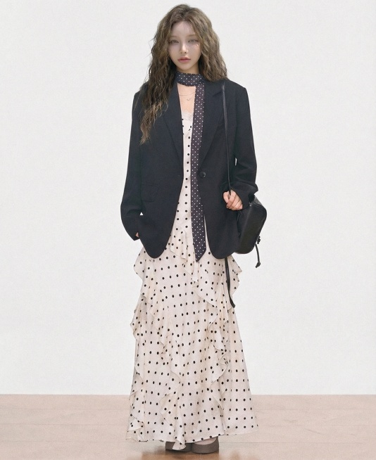 把图2模特脸部和发型换成图1模特，保持图2背景和服装细节不变预览效果