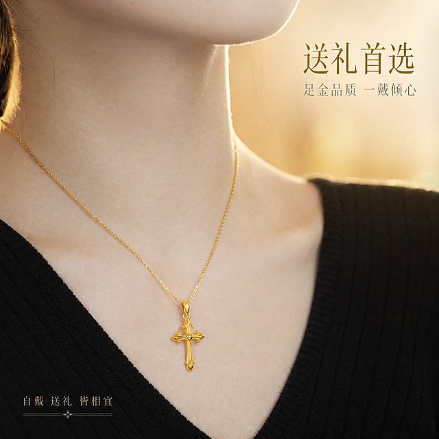 [主图-3] 足金十字架吊坠佩戴展示图 展示上身效果与礼赠价值 适合抖音场景化种草
[统一基调] 精致高级珠宝摄影风格 香槟金奶油白渐变背景 柔光箱打光 窄条轮廓光勾边 整体色调温暖高级 文字用纤细文艺衬线体 金色主标题 浅灰色辅助文案 极简排版 文字占比小于20%
[画面] 女性颈部局部特写 肤色白皙 穿着黑色V领针织上衣 脖子上佩戴一条细金链 下方悬挂着这款足金十字架吊坠 吊坠位于锁骨中央偏下位置 十字架造型清晰完整 吊坠大小与颈部比例协调自然 皮肤质感细腻 背景是柔和的浅香槟色虚化室内场景 有轻微的暖光光影 画面右上角放主标题 左下角放小号装饰文字 吊坠金属光泽自然 与皮肤接触处有真实的轻微阴影
[光影质感] 人像珠宝佩戴摄影质感 前侧柔光主光 突出金属吊坠的光泽和皮肤的通透感 侧后方轮廓光勾勒颈部线条 整体光线柔和温暖 吊坠在锁骨处有自然的接触阴影 真实不悬浮
[配色] 背景浅香槟金虚化 人物肤色自然白皙 上衣黑色 吊坠足金黄色 标题字深金色 辅助字暖灰色
[文字版式] 右上角主标题两行 第一行"送礼首选" 第二行稍小"足金品质 一戴倾心" 左下角小号文字"自戴 送礼 皆相宜" 文字不遮挡吊坠和颈部主体 字体纤细优雅
[输出要求] 1:1正方形比例 吊坠造型与原图一致 佩戴自然真实 文字清晰锐利 无变形 无错字 无水印 无平台Logo 整体氛围高级有质感