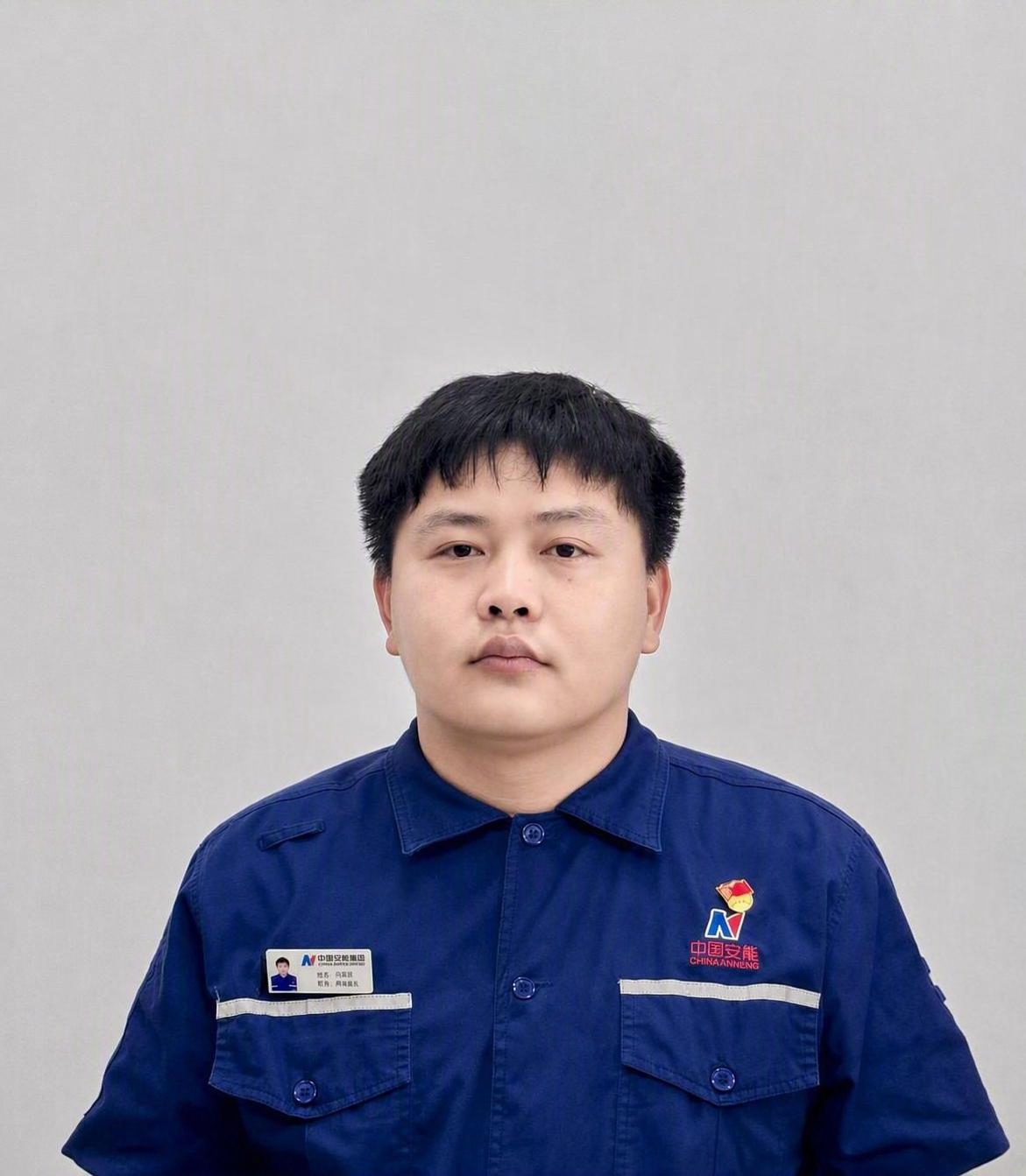 保留原图人物、服装、背景、工牌、徽章及所有细节完全不变，仅将人… - 图片创意预览
