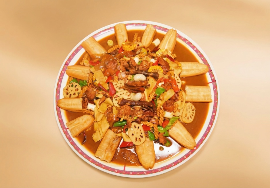 提升这张美食图片的清晰度，优化画质，保留所有菜品细节和真实色彩预览效果