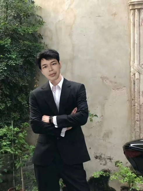 将第二张图人物的脸部替换为第一张图人物的脸部，保留第二张图原来的发型，保持原图整体构图、光影和衣服不变，融合自然预览效果