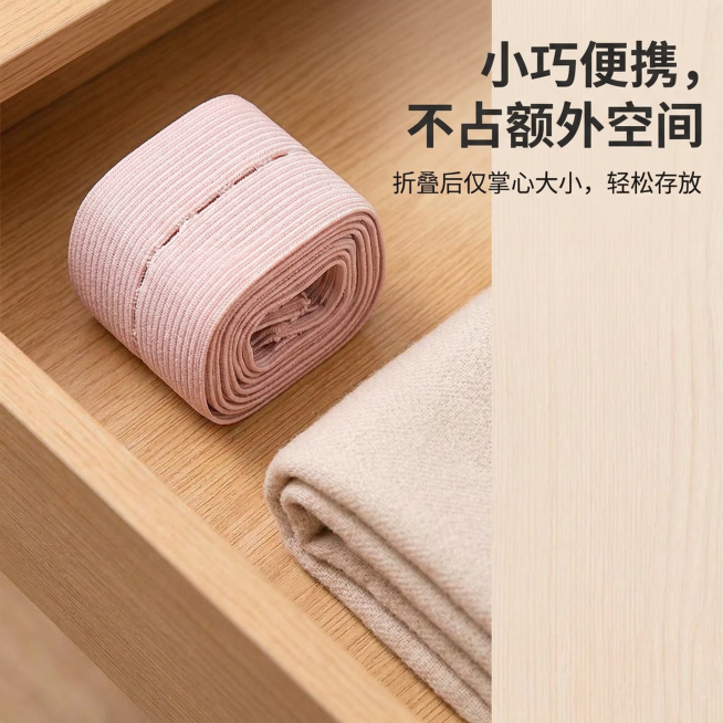 1:1 竖版电商主图，严格还原上传的产品图，粉色绑带折叠成小巧的方形，放置在浅木色抽屉内，旁边搭配折叠的围巾，突出 “便携易收纳”。主标题：“小巧便携，不占额外空间”（加粗无衬线字体，位于画面右侧），预览效果