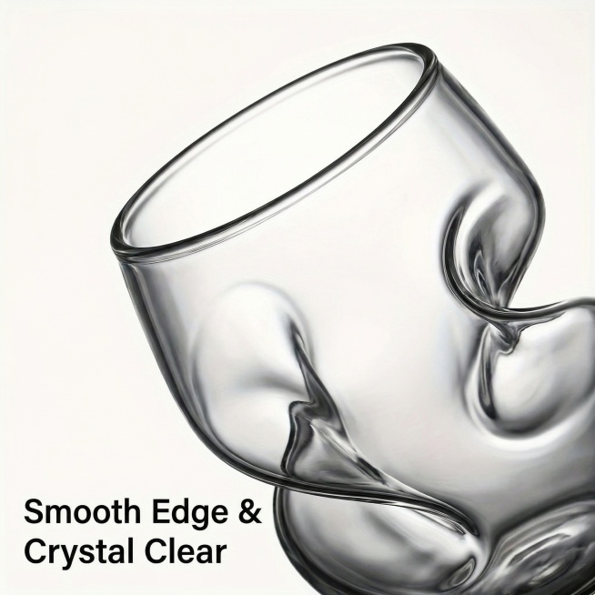 以提供的双层创意扭纹玻璃杯为主体，采用侧逆光特写，背景为纯净米白色，突出杯壁高透光滑的玻璃质感，扭纹处的光影流动细节清晰可见，杯口边缘的圆润打磨质感清晰。画面左下角悬浮白色无衬线英文文案："Smoot预览效果