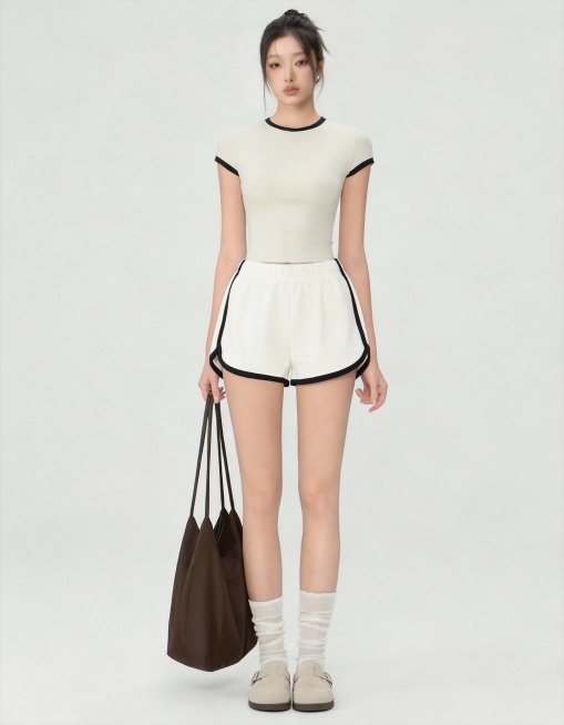 请帮我把第二张图的上衣和裤子穿到第一张图的模特身上，其他不变，生成四张图片，不同的动作，角度包含正视的四分之三侧面，侧面。图片比例3:4，模特上半身图，展示到大腿中部，需要完整显示模特的脸。纯色背景浅预览效果